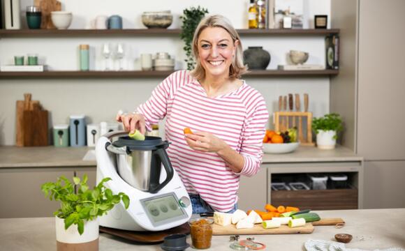 Blonde Frau, lächelt neben dem Thermomix®