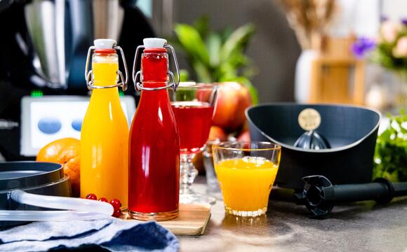 Saft in Flaschen vor dem Thermomix®, sowie Zubehör zum Entsaften