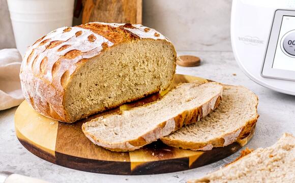Mischbrot angeschnitten, im HIntergrund der Thermomix®