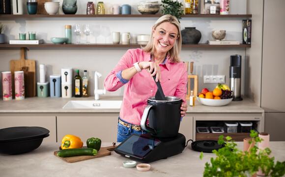 Blonde Frau in einer Küche mit Thermomix®
