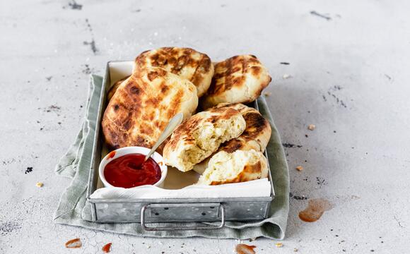 Brotfladen in einer recheckigen Form, ein Schälchen mit Ketchup daneben
