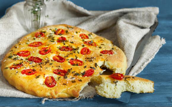 Focaccia Barese mit Tomaten auf einem Tuch