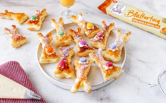 Bunt verzierte Häschen aus Blätterteig