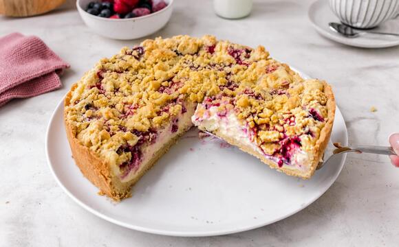 Streuselkuchen angeschnitten auf einem Teller