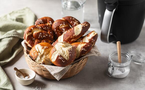 Ein Korb mit Laugengebäck