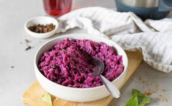 Eine Schale mit Rotkohl, im Hintergrund der Mixtopf des Thermomix®