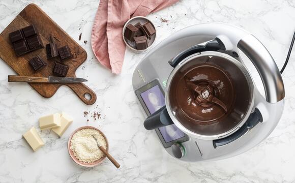 Der Thermomix® von oben fotografiert, im Mixtopf geschmolzene Schokolade
