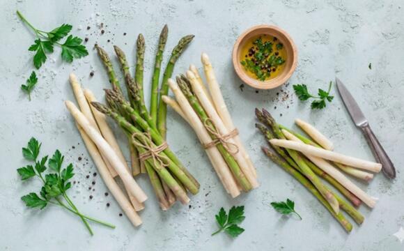 Weißer und grüner Spargel auf einer hellen Platte