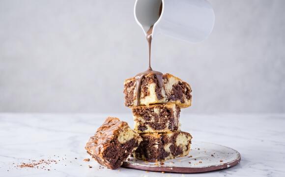 Drei Stücke Marmorkuchen vor grauem Hintergrund