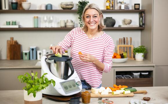 Blonde Frau in einer Küche mit dem Thermomix®