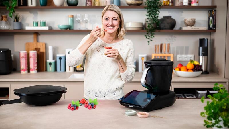 Dési von ZauberTopf mit einem Dessert neben dem Thermomix®