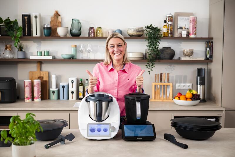 Frau in einer Küche mit zwei Thermomix®: TM6 und TM7
