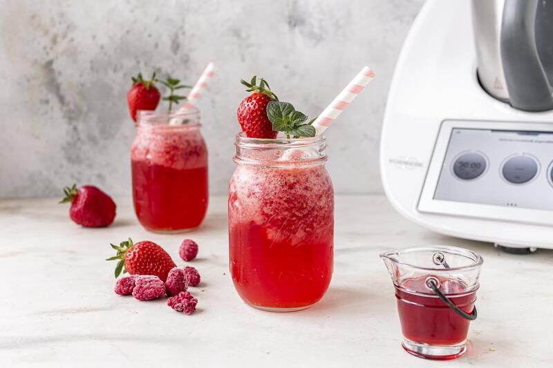 Zwei rote Drinks mit Crushed Ice