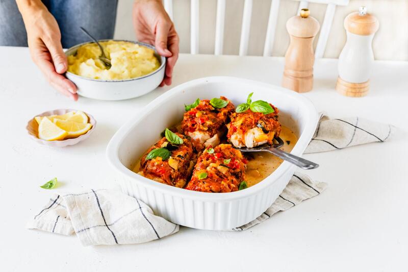 Weiße Auflaufform mit italienischem Schlemmerfilet mit angestelltem Teller mit Kartoffel-Kohlrabi-Püree