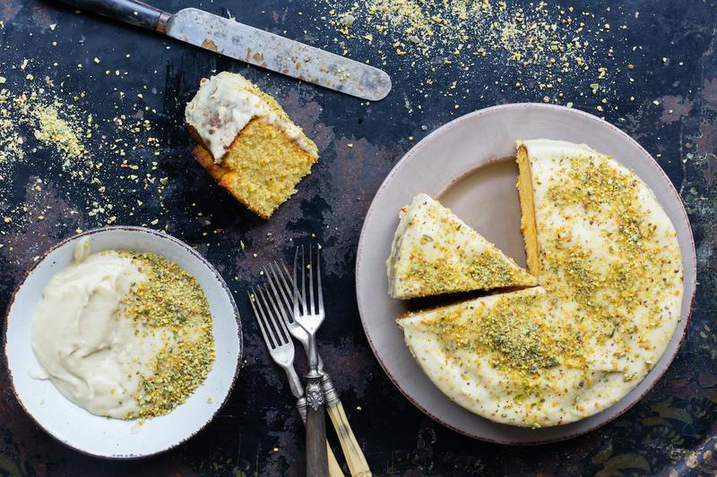 Orangen-Polenta-Kuchen angeschnitten von oben fotografiert