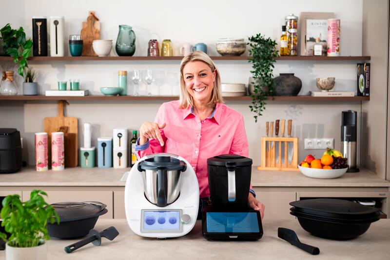 Frau mit blonden Haaren in Küche mit schwarzem Thermomix®
