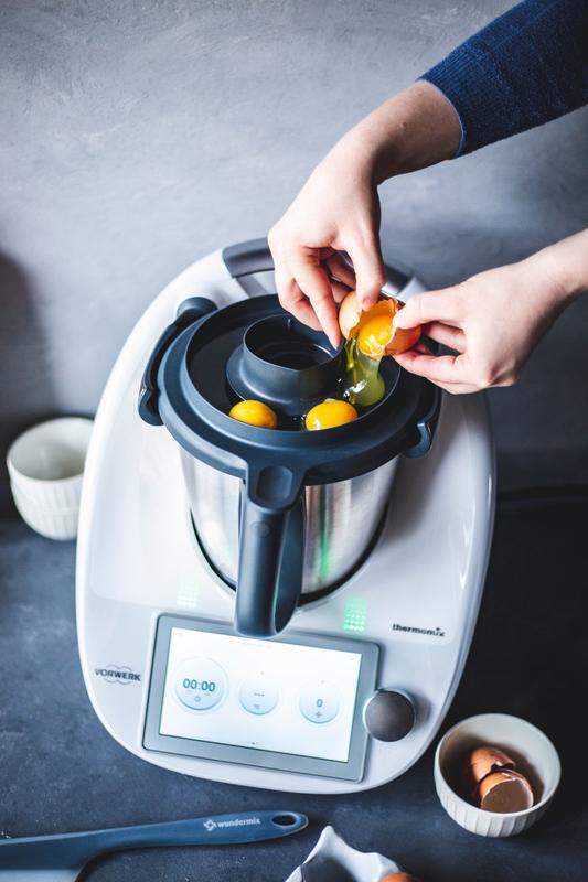 Eier werden in den Deckel eines Thermomix getrennt