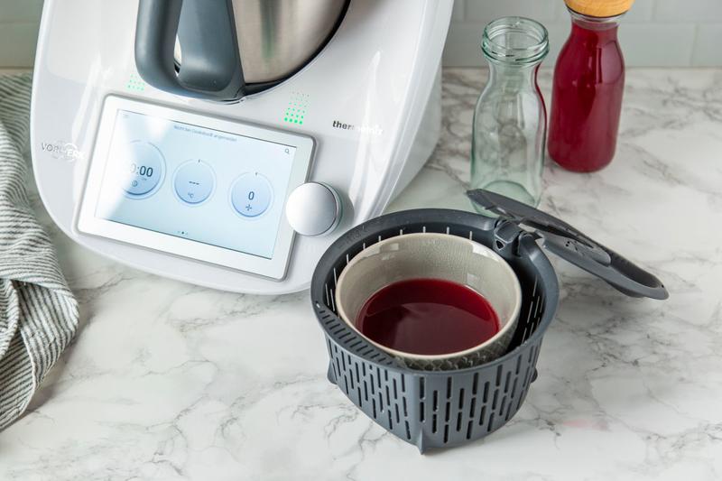 Garkorb mit Schüssel und Saft neben einem Thermomix