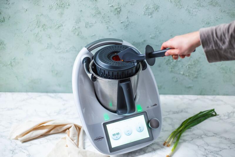Garkorb wird mithilfe des Spatels aus dem Mixtopf genommen