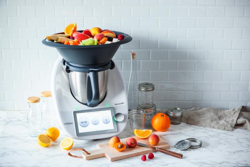 Thermomix® mit verschiedenen Obstsorten im Varoma®