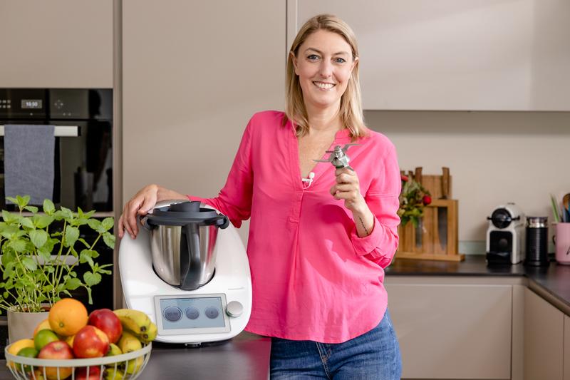 Désiree in der Versuchsküche mit Thermomix und Mixmesser