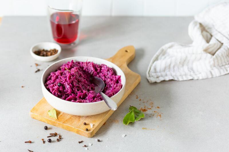 Rotkohl in weißer Schale auf Holzbrettchen