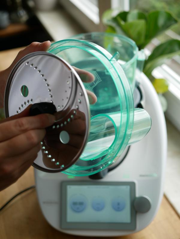 Thermomix-Zubehör WunderSlicer vor dem Thermomix
