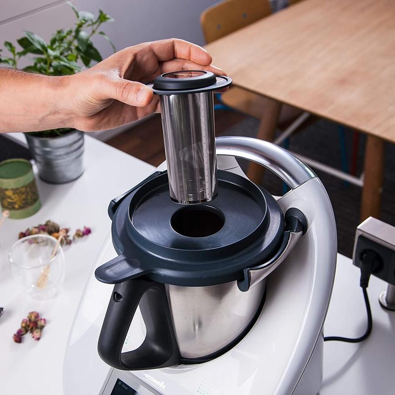 Hand setzt Teesieb in den Thermomix® ein