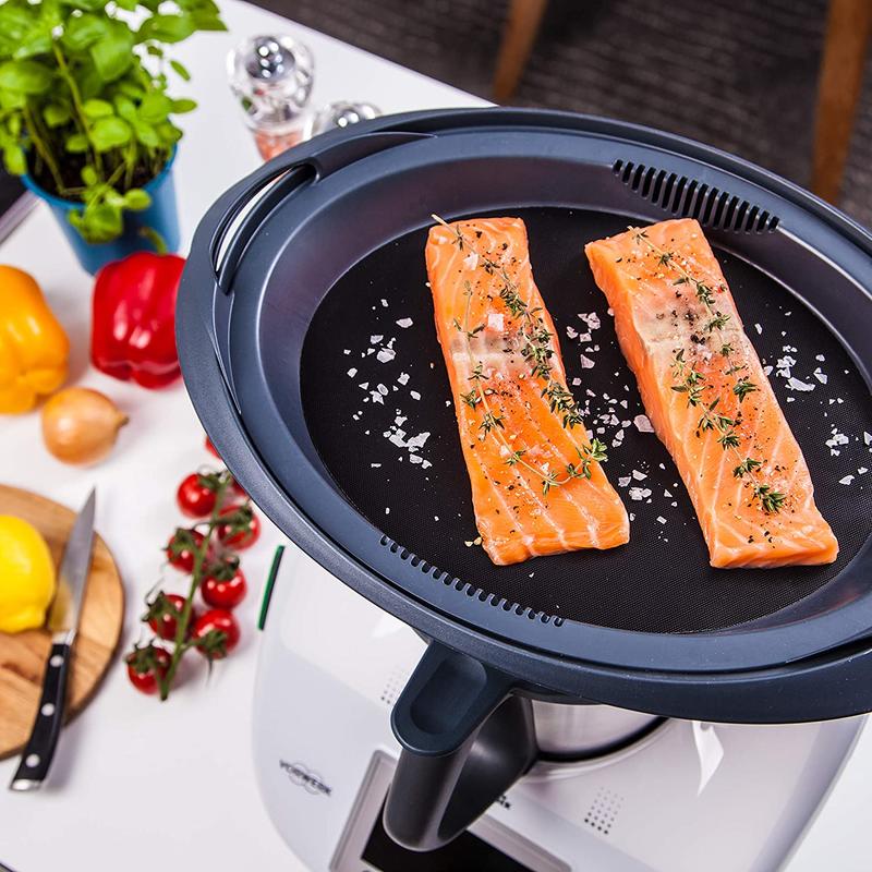 Zwei Lachsfilets auf Dauerbackfolie im Varoma®