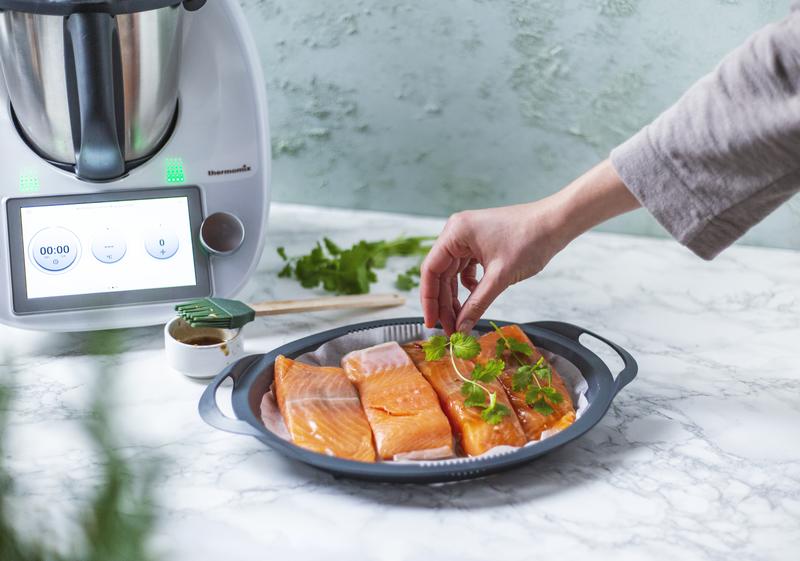 Lachsfilets liegen auf Backpapier im Varoma® vor Thermomix®