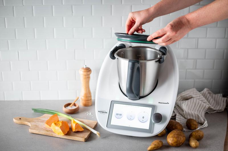 WunderCover® wird auf den Mixtopf des Thermomix® gesetzt.
