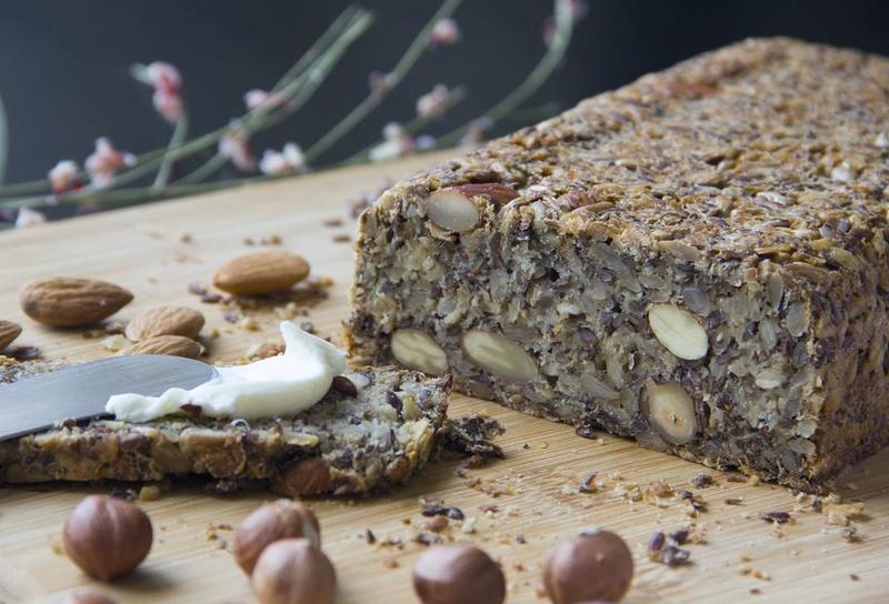 Low Carb-Brot angeschnitten auf einem Holzbrett