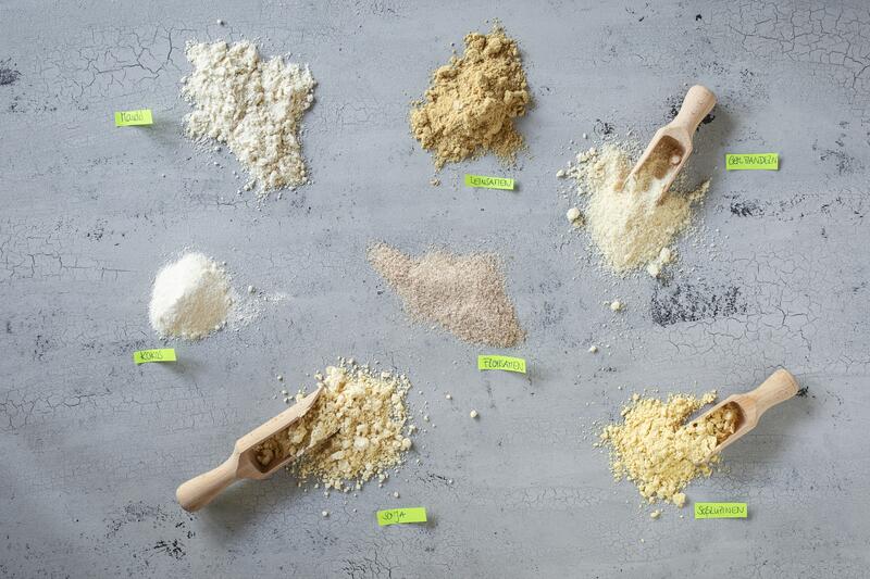 Low-Carb-Mehlsorten auf grauem Untergrund