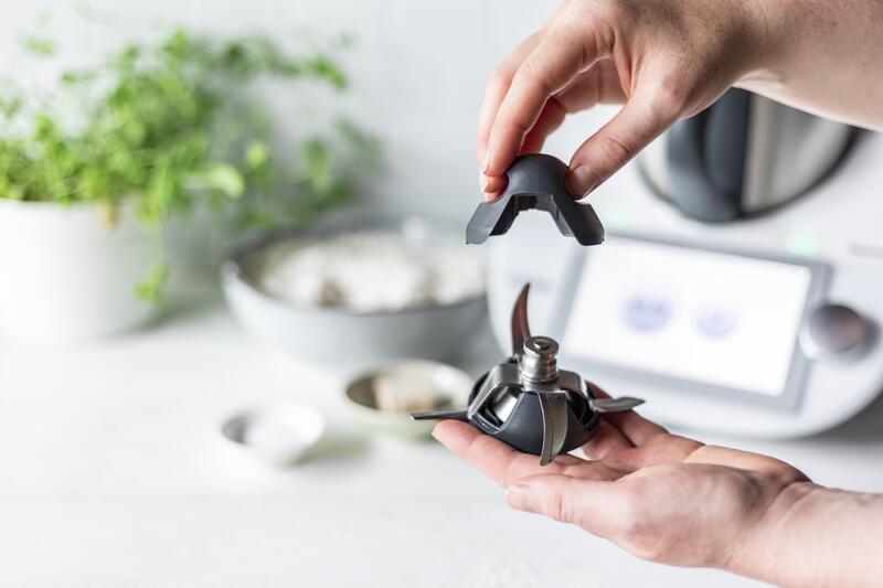 Der TeigPRO® umschließt das Mixmesser des Thermomix® 