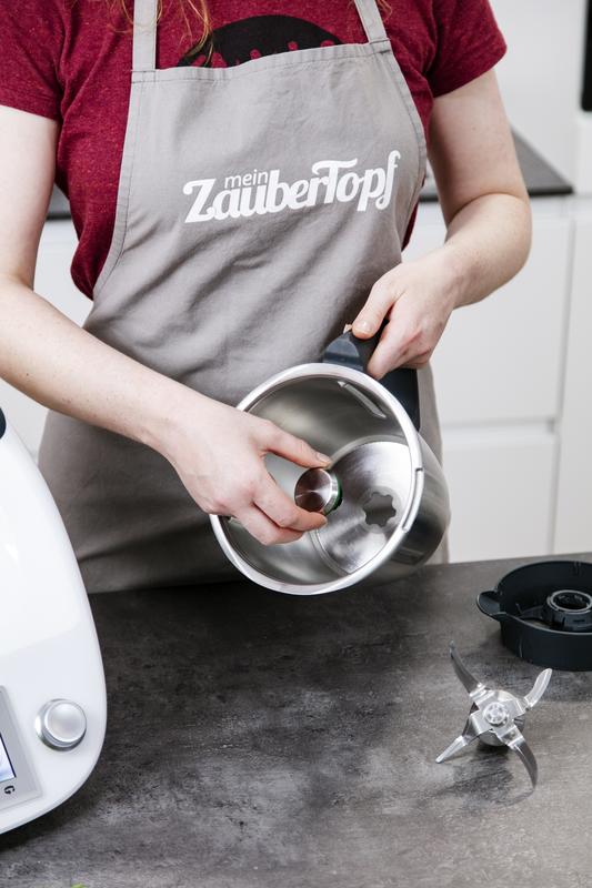 Der WunderCap® wird in den Mixtopf eingesetzt.