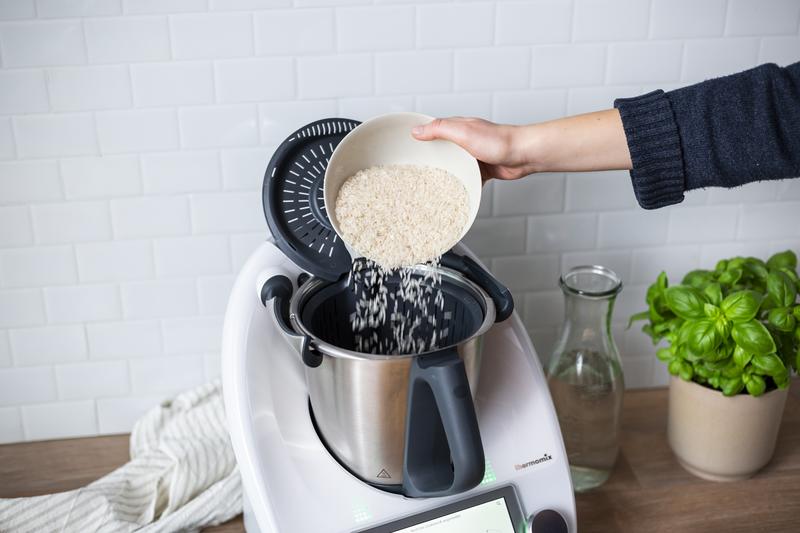 Reis wird in den Garkorb des Thermomix® gegeben.