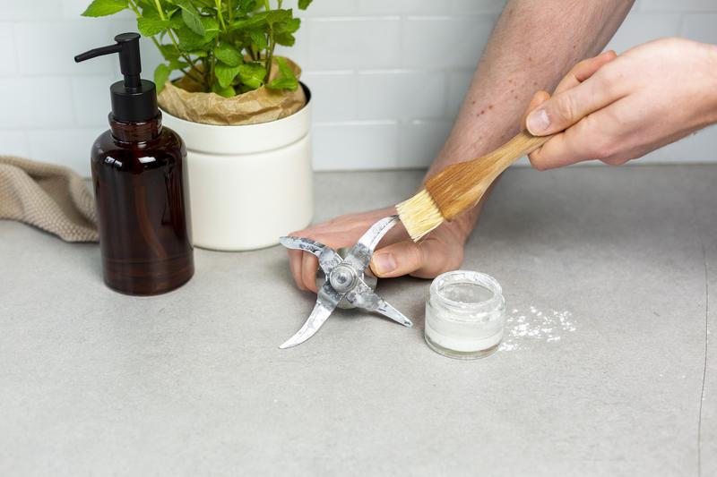 Das Mixmesser mit Reinigungspaste putzen