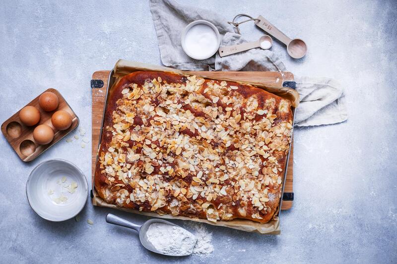 Butterkuchen mit Mandeln auf einem Blech von oben fotografiert