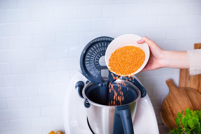 Rote Linsen werden in Thermomix® geschüttet