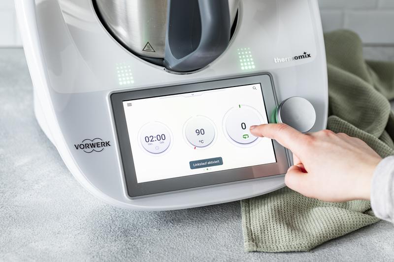Auf dem Thermomix® Display wird der Linkslauf eingestellt.