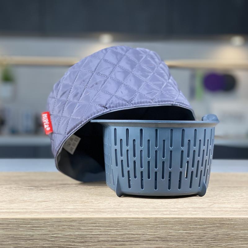 Die MiPla® Warmhaltehaube S steht angelehnt auf dem Garkorb.