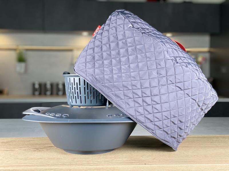MiPla® Warmhaltehaube L steht gekippt auf dem Varoma® und dem Garkorb.