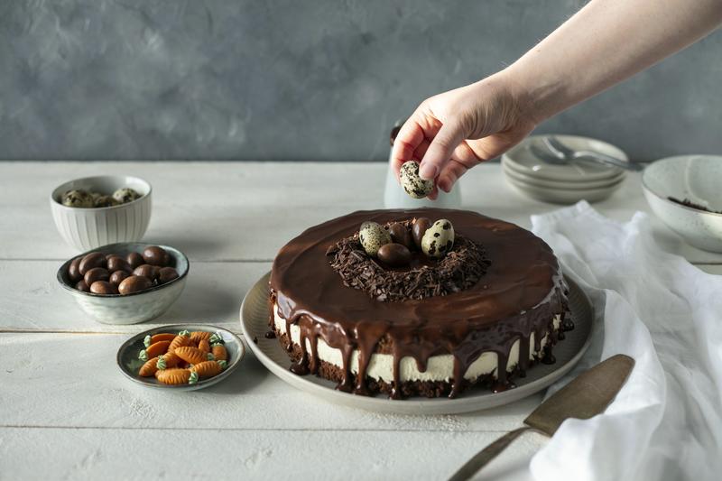 Ostertorte dekorieren mit Marzipankarotten