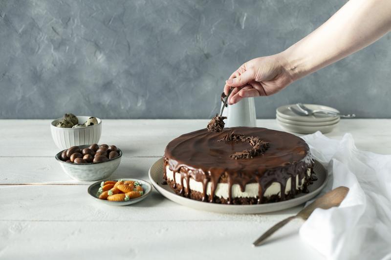Ostertorte wird mit Schokostreusel dekosriert