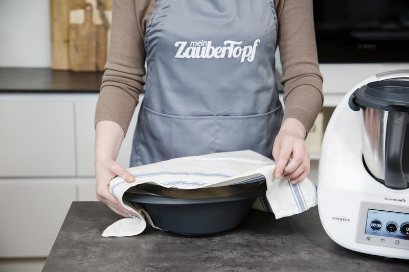 Der Varoma® wird mit einem Küchenhandtuch abgedeckt.