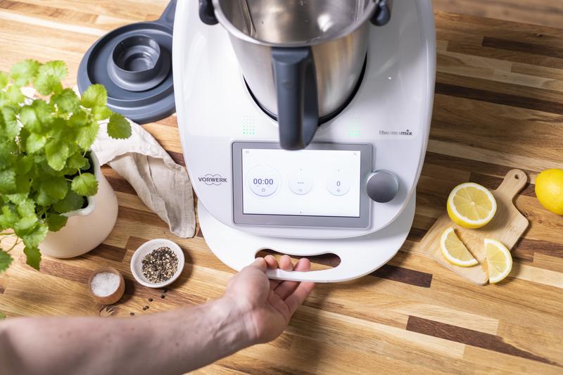 Thermomix® steht auf dem EasySlider® und wird mit einer Hand gezogen.