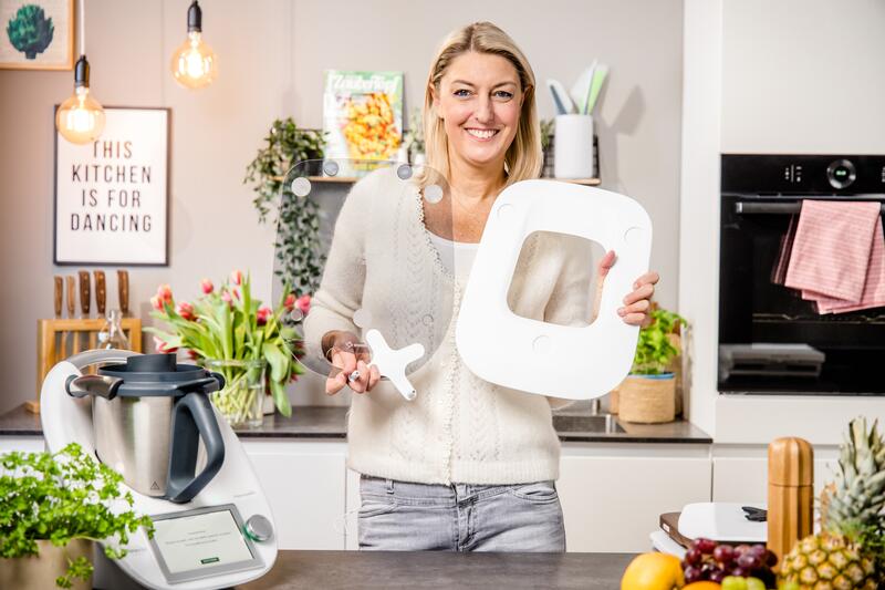 Dési hält drei Slider für den Thermomix® in der Hand.