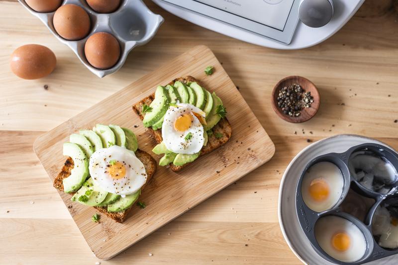 Belegtes Toast mit Avocado und pochiertem Ei
