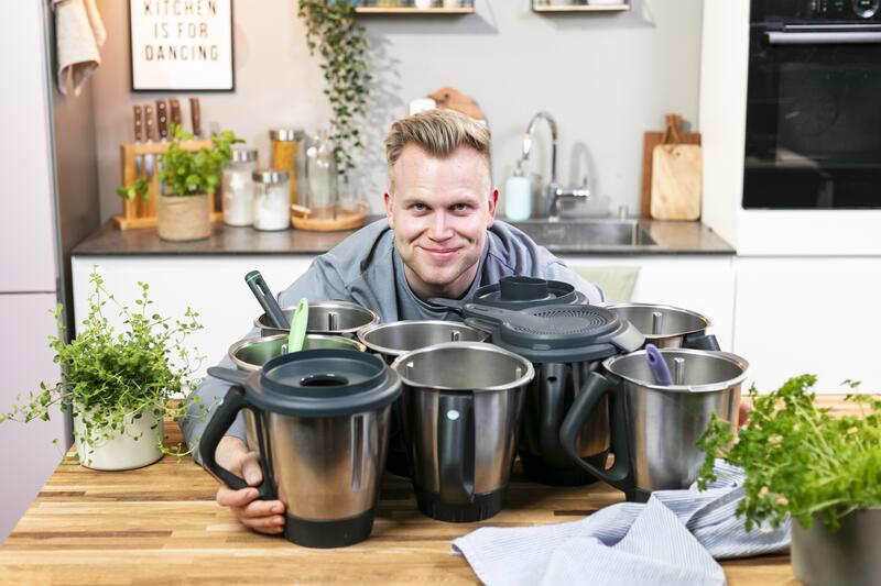 Lukas mit mehreren Mixtöpfen.