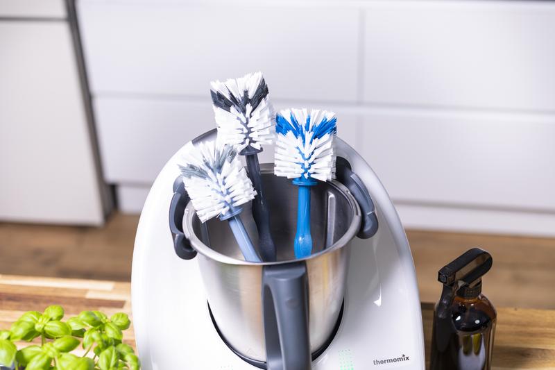 Drei Spülbürsten im Mixtopf